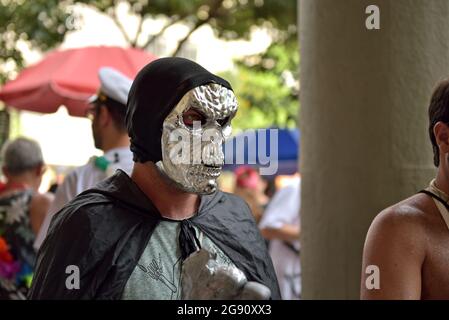 16 février 2020 : l'homme portant un masque de crâne bénéficie de la fête du Carnaval tenue dans le centre de Rio de Janeiro. Carnaval est l'un des événements les plus importants du Brésil Banque D'Images