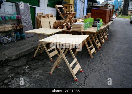 salvador, bahia, brésil - 6 juillet 2021: Une table faite de bois de démolition est vue pour la vente dans la ville de Salvador. Banque D'Images