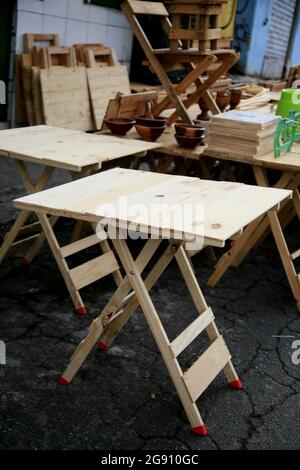 salvador, bahia, brésil - 6 juillet 2021: Une table faite de bois de démolition est vue pour la vente dans la ville de Salvador. Banque D'Images