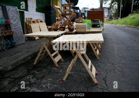 salvador, bahia, brésil - 6 juillet 2021: Une table faite de bois de démolition est vue pour la vente dans la ville de Salvador. Banque D'Images