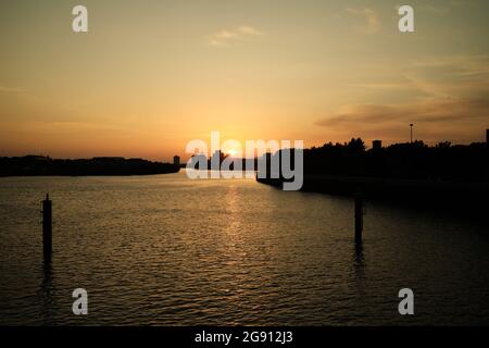 Coucher de soleil sur la rivière Clyde, Glasgow. Été 2021 Banque D'Images