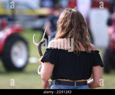 Ragley Hall, Warwick, Warwickshire, Royaume-Uni. 23 juillet 2021. Salon du jeu ; les visiteurs achètent des articles inhabituels au salon crédit : action plus Sports/Alamy Live News Banque D'Images