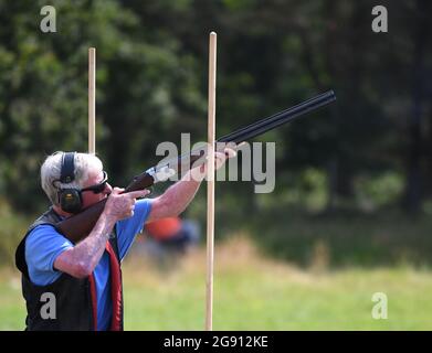 Ragley Hall, Warwick, Warwickshire, Royaume-Uni. 23 juillet 2021. Le salon du jeu ; les concurrents participent à un concours de tir en argile crédit: Action plus Sports/Alamy Live News Banque D'Images