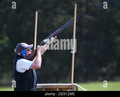 Ragley Hall, Warwick, Warwickshire, Royaume-Uni. 23 juillet 2021. Le salon du jeu ; les concurrents participent à un concours de tir en argile crédit: Action plus Sports/Alamy Live News Banque D'Images