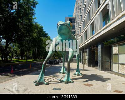 Madrid, Espagne - 12 juillet 2021. Statue de fortune Frog (Rana de la Fortuna) en face du Casino du Gran Madrid. Avenue Paseo de Recoleto, Madrid, Espagne. Banque D'Images