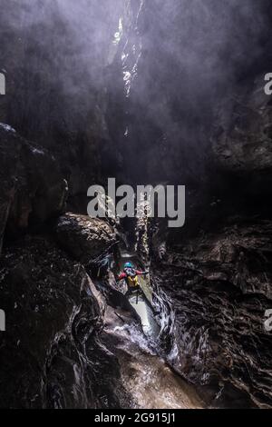 jeune garçon de derrière dans un canyon avec des eaux cristallines Banque D'Images