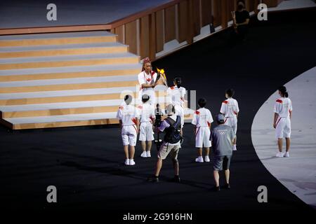 Tokyo, Japon. 23 juillet 2021. Osaka Naomi, tennis Play for Japan, illumine la flamme olympique lors de la cérémonie d'ouverture des Jeux Olympiques de Tokyo en 2020 au stade olympique de Tokyo, au Japon. (Image de crédit : © David McIntyre/ZUMA Press Wire) Banque D'Images