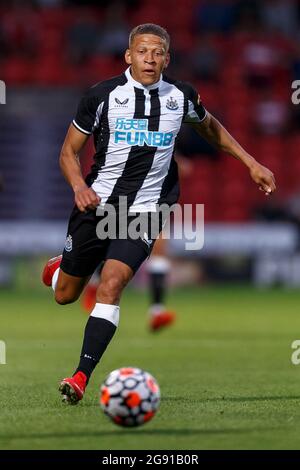 Doncaster, Royaume-Uni. 23 juillet 2021. Dwight Gayle de Newcastle a Uni pendant le match d'avant-saison entre Doncaster Rovers et Newcastle United au Keepmoat Stadium le 23 juillet 2021 à Doncaster, en Angleterre. (Photo de Daniel Chesterton/phcimages.com) Credit: PHC Images/Alamy Live News Banque D'Images