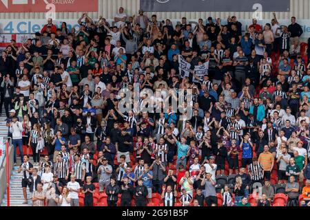 Doncaster, Royaume-Uni. 23 juillet 2021. Newcastle United fans lors du match d'avant-saison entre Doncaster Rovers et Newcastle United au stade Keepmoat le 23 juillet 2021 à Doncaster, en Angleterre. (Photo de Daniel Chesterton/phcimages.com) Credit: PHC Images/Alamy Live News Banque D'Images