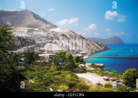 ITALIE - AVRIL 28 : carrière de pierre ponce entre Canneto et Aquacalda, île de Lipari, Lipari ou îles éoliennes (classée au patrimoine mondial de l'UNESCO, 2000), S. Banque D'Images