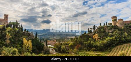 Brisighella est une petite ville caractérisée par une belle vieille ville et par trois pinnacles rocheuses, sur lesquelles reposent ses trois monuments: Une forteresse, un sanct Banque D'Images