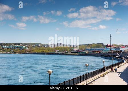 Vue sur le remblai ensoleillé de l'été de la rivière Angara à Irkoutsk, Russie Banque D'Images