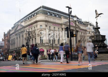 Londres, Royaume-Uni. 23 juillet 2021. Des piétons ont pu traverser le passage à niveau haut en couleur de Piccadilly Cirus. La Royal Academy of Arts, avec Arts of London, Westminster Council et le maire de Londres, se joignent à vous pour présenter la prise de contrôle de Piccadilly Arts et transformer la route entourant Piccadilly Circus avec 13 passages à niveau pour piétons en couleur et 30 drapeaux. L'affichage durera jusqu'à la fin du mois d'août dans le cadre du plan visant à stimuler l'industrie touristique. (Photo de Hesther ng/SOPA Images/Sipa USA) crédit: SIPA USA/Alay Live News Banque D'Images