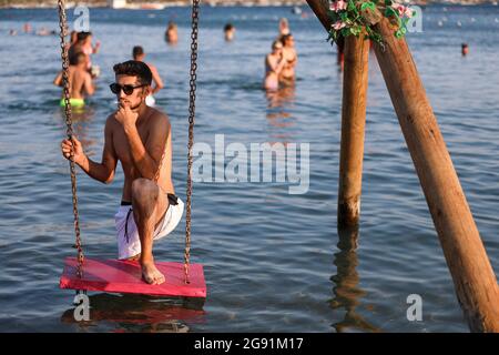 Mugla, Turquie. 23 juillet 2021. Un homme vu posant tout en fugeant à Bodrum Beach.un des quartiers touristiques les plus populaires de Turquie, Bodrum municipal de Mugla continue d'attirer des touristes de partout dans le monde. La plupart de ces touristes sont des Russes, des Allemands et des Asiatiques. Sur Eid El-Adha, les touristes turcs ont fait de Bodrum l'une de leurs régions les plus visitées en raison de la semaine des fêtes religieuses. (Photo de Tunahan Turhan/SOPA Images/Sipa USA) crédit: SIPA USA/Alay Live News Banque D'Images