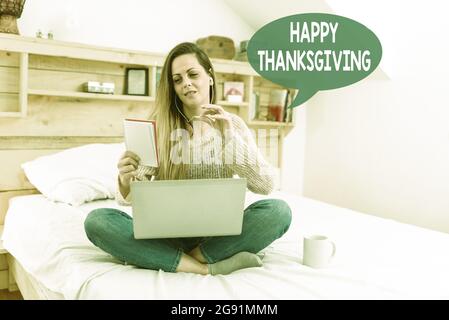 Affiche indiquant Thanksgiving heureux. Approche commerciale célébrer la récolte et les bénédictions de l'année passée Résumé Commander des aliments en ligne, résoudre Banque D'Images