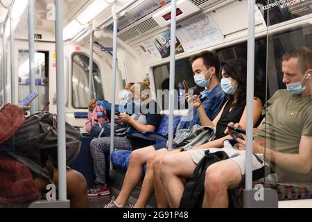 Londres, Royaume-Uni. 23 juillet 2021. Les personnes portant des masques dans le sous-sol après que la majorité des restrictions de la COVID 19 ont été levées le 19 juillet, mais le maire de Londres a annoncé que les couvertures faciales sont encore obligatoires. (Photo de Hesther ng/SOPA Images/Sipa USA) crédit: SIPA USA/Alay Live News Banque D'Images