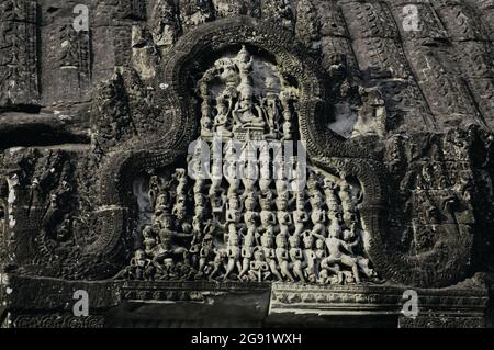 Sculpture détaillée de la scène religieuse sur Temple Gable Banque D'Images