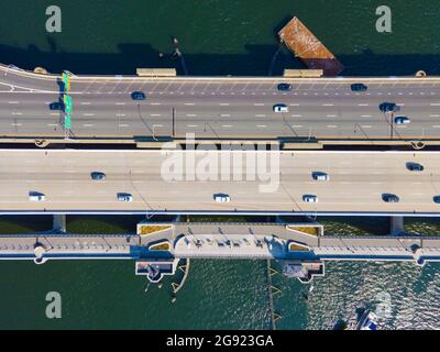 Vue aérienne du pont de Washington entre la ville de Providence et East Providence sur la rivière Seekonk, Rhode Island RI, États-Unis. Banque D'Images