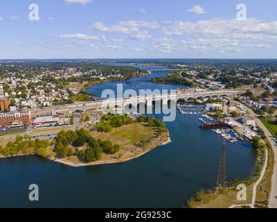 Vue aérienne du pont de Washington entre la ville de Providence et East Providence sur la rivière Seekonk, Rhode Island RI, États-Unis. Banque D'Images