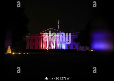 Washington, États-Unis. 23 juillet 2021. La Maison Blanche est illuminée en rouge, blanc et bleu en l'honneur de Team USA lors de la compétition aux Jeux Olympiques d'été à Tokyo, Japon, le vendredi 23 juillet 2021 à Washington, DC. Photo d'Oliver Contreras/UPI crédit: UPI/Alay Live News Banque D'Images