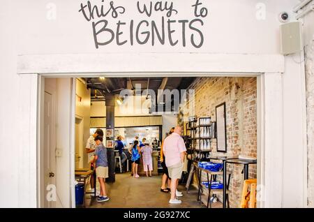 Les clients attendent de commander des beignes à Mo’ Bay Beignet Co., 23 juillet 2021, à Mobile, Alabama. La boutique Beignet a ouvert ses portes sur la rue Dauphin en 2020. Banque D'Images