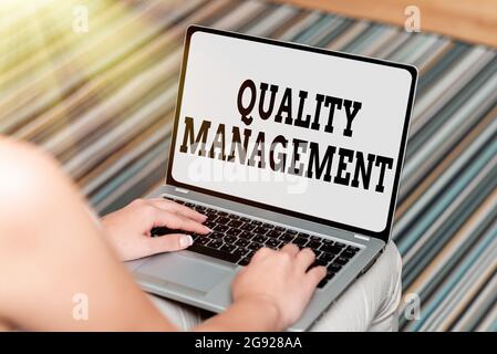 Légende présentant la gestion de la qualité. Concept Internet superviser et maintenir un niveau d'excellence souhaité appels voix et vidéo Banque D'Images