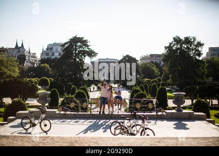 Madrid, Espagne. 23 juillet 2021. Trois jeunes prennent un selfie sur la Plaza Parterre à l'intérieur du parc Retiro. Le dimanche 25 juillet 2021, le Paseo del Prado et le parc Buen Retiro de Madrid sont les plus susceptibles d'entrer dans la liste du patrimoine mondial de l'UNESCO. La zone de maquillage est de 190 hectares d'extension où 21 biens d'intérêt culturel sont inclus comme une abondance d'institutions et de monuments célèbres. (Photo par Luis Soto/SOPA Images/Sipa USA) crédit: SIPA USA/Alay Live News Banque D'Images