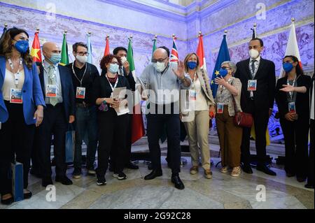 Naples, Italie. 23 juillet 2021. Le ministre Roberto Cingolani (C) a vu poser avec le comité organisateur de l'événement. Le ministre italien de la transition écologique Roberto Cingolani donne une conférence finale à la fin de la réunion ministérielle du G20 sur l'environnement, le climat et l'énergie, qui s'est tenue au Palais royal de Naples, les 22 et 23 juillet 2021. La conférence a résumé les questions et les défis qui ont émergé au cours du débat de deux jours entre les ministres de l'environnement énergétique, les délégations et les représentants des organisations internationales. Crédit : SOPA Images Limited/Alamy Live News Banque D'Images