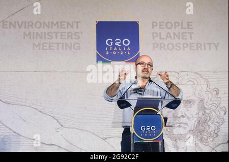 Naples, Italie. 23 juillet 2021. Le ministre de la transition écologique Roberto Cingolani répond aux questions pendant la conférence. Le ministre italien de la transition écologique Roberto Cingolani donne une conférence finale à la fin de la réunion ministérielle du G20 sur l'environnement, le climat et l'énergie, qui s'est tenue au Palais royal de Naples, les 22 et 23 juillet 2021. La conférence a résumé les questions et les défis qui ont émergé au cours du débat de deux jours entre les ministres de l'environnement énergétique, les délégations et les représentants des organisations internationales. Crédit : SOPA Images Limited/Alamy Live News Banque D'Images