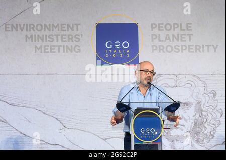 Naples, Italie. 23 juillet 2021. Le ministre de la transition écologique, Roberto Cingolani, prend la parole au cours de la conférence. Le ministre italien de la transition écologique Roberto Cingolani donne une conférence finale à la fin de la réunion ministérielle du G20 sur l'environnement, le climat et l'énergie, qui s'est tenue au Palais royal de Naples, les 22 et 23 juillet 2021. La conférence a résumé les questions et les défis qui ont émergé au cours du débat de deux jours entre les ministres de l'environnement énergétique, les délégations et les représentants des organisations internationales. Crédit : SOPA Images Limited/Alamy Live News Banque D'Images