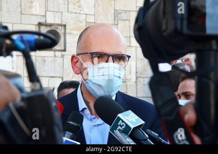 Naples, Italie. 23 juillet 2021. L'ancien premier ministre du gouvernement italien et secrétaire du Partito Democratico, Enrico Letta, rencontre des partisans de la convention démocratique d'Agorà, rencontre où Letta a soutenu la campagne électorale de Gaetano Manfredi, ancien ministre de l'université et de la recherche, pour devenir major de Naples (photo de Pasquale Gargano/Pacific Press) crédit: Pacific Press Media production Corp./Alamy Live News Banque D'Images