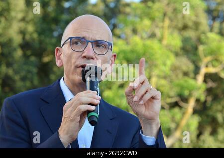 Naples, Italie. 23 juillet 2021. L'ancien premier ministre du gouvernement italien et secrétaire du Partito Democratico, Enrico Letta, rencontre des partisans de la convention démocratique d'Agorà, rencontre où Letta a soutenu la campagne électorale de Gaetano Manfredi, ancien ministre de l'université et de la recherche, pour devenir major de Naples (photo de Pasquale Gargano/Pacific Press) crédit: Pacific Press Media production Corp./Alamy Live News Banque D'Images