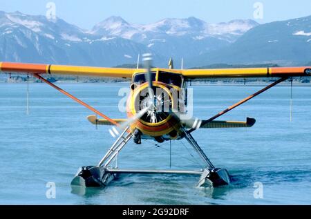 De Havilland Beaver flottent sur la baie de Kukak, dans le parc national de Katmai, en Alaska Banque D'Images