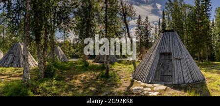 Ankerede, Suède - 12 juillet 2021 : vue sur de nombreuses huttes historiques Sami Lavvu ou tipis en bois à Ankerede, dans le nord de la Suède Banque D'Images