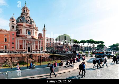 Rome, Italie - octobre 2019 : fouilles romaines anciennes et église de Sainte Marie de Loreto située sur la Piazza della Madonna à Rome, Italie Banque D'Images