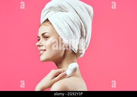 femme avec une serviette sur la tête de nettoyage traitement de la peau gros plan Banque D'Images