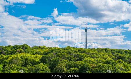 Allemagne, immeuble de la tour de télévision de Stuttgart entouré d'arbres verts sans fin de forêt par temps ensoleillé, vue aérienne de drone panorama au-dessus des sommets des arbres Banque D'Images