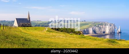 Vue panoramique sur les falaises d'Etretat, en Normandie, avec la chapelle notre-Dame de la Garde surplombant la baie et la falaise d'aval, son arche et l'aiguille Banque D'Images