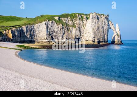 Vue rapprochée de la falaise d'aval avec l'arche et l'aiguille vue depuis la plage de galets d'Etretat en Normandie, le matin ensoleillé du printemps. Banque D'Images