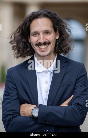Bayreuth, Allemagne. 23 juillet 2021. Le directeur autrichien Valentin Schwarz se trouve en face de la Festspielhaus. Credit: Daniel Karmann/dpa/Alay Live News Banque D'Images