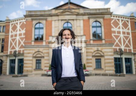 Bayreuth, Allemagne. 23 juillet 2021. Le directeur autrichien Valentin Schwarz se trouve en face de la Festspielhaus. Credit: Daniel Karmann/dpa/Alay Live News Banque D'Images