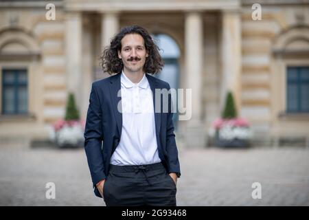 Bayreuth, Allemagne. 23 juillet 2021. Le directeur autrichien Valentin Schwarz se trouve en face de la Festspielhaus. Credit: Daniel Karmann/dpa/Alay Live News Banque D'Images