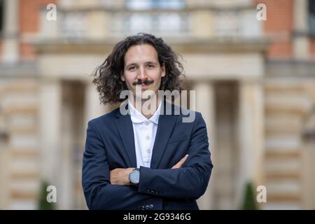 Bayreuth, Allemagne. 23 juillet 2021. Le directeur autrichien Valentin Schwarz se trouve en face de la Festspielhaus. Credit: Daniel Karmann/dpa/Alay Live News Banque D'Images