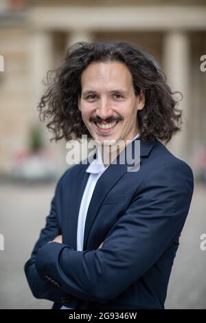 Bayreuth, Allemagne. 23 juillet 2021. Le directeur autrichien Valentin Schwarz se trouve en face de la Festspielhaus. Credit: Daniel Karmann/dpa/Alay Live News Banque D'Images
