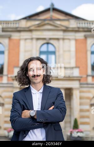 Bayreuth, Allemagne. 23 juillet 2021. Le directeur autrichien Valentin Schwarz se trouve en face de la Festspielhaus. Credit: Daniel Karmann/dpa/Alay Live News Banque D'Images