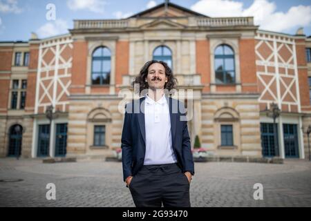 Bayreuth, Allemagne. 23 juillet 2021. Le directeur autrichien Valentin Schwarz se trouve en face de la Festspielhaus. Credit: Daniel Karmann/dpa/Alay Live News Banque D'Images