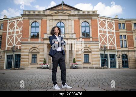 Bayreuth, Allemagne. 23 juillet 2021. Le directeur autrichien Valentin Schwarz se trouve en face de la Festspielhaus. Credit: Daniel Karmann/dpa/Alay Live News Banque D'Images