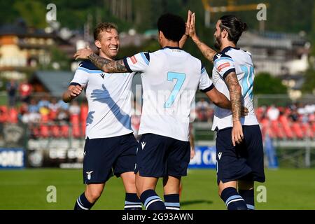 Auronzo di Cadore, Italie. 23 juillet 2021. Luis Alberto (R) de SS Lazio célèbre avec Lucas Leiva et Felipe Anderson de SS Lazio après avoir marquant un but lors du match de football amical d'avant-saison entre SS Lazio et US Triestina. SS Lazion a remporté 5-2 contre US Trientina. Credit: Nicolò Campo/Alay Live News Banque D'Images