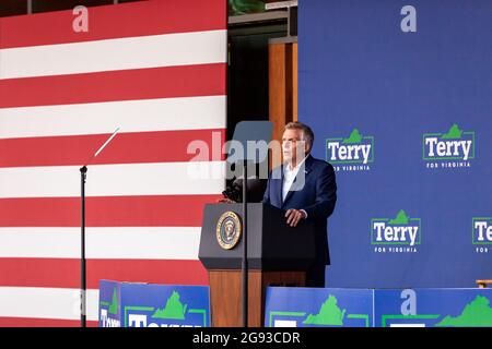 Virginie, États-Unis. 23 juillet 2021. L'ancien gouverneur de Virginie Terry McAuliffe parle d'un rallye pour sa campagne pour être le prochain gouverneur de l'État. Il a été suivi par le président Joe Biden, qui a pris la parole en faveur de la candidature de McAuliffe. C'est la première apparition de Biden en faveur d'un candidat démocrate. McAuliffe a été un mandat comme gouverneur de la Virginie et se présente pour un second mandat. Crédit : Allison Bailey/Alamy Live News Banque D'Images