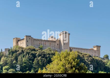 Vue panoramique sur l'ancienne Rocca Albornoziana donnant sur le centre historique de Spoleto, en Italie Banque D'Images